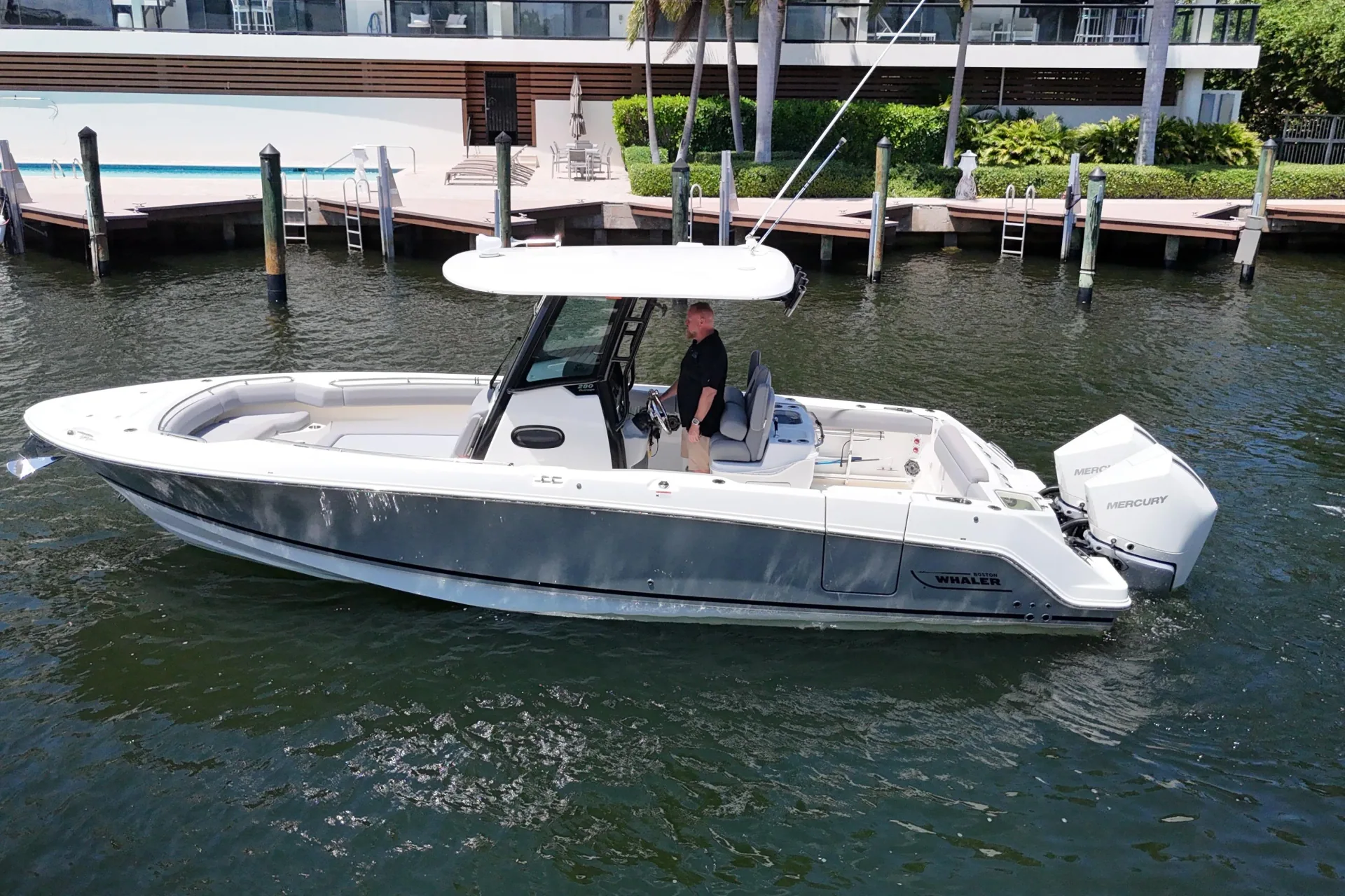2024 Boston Whaler 280 Outrage — photo 2