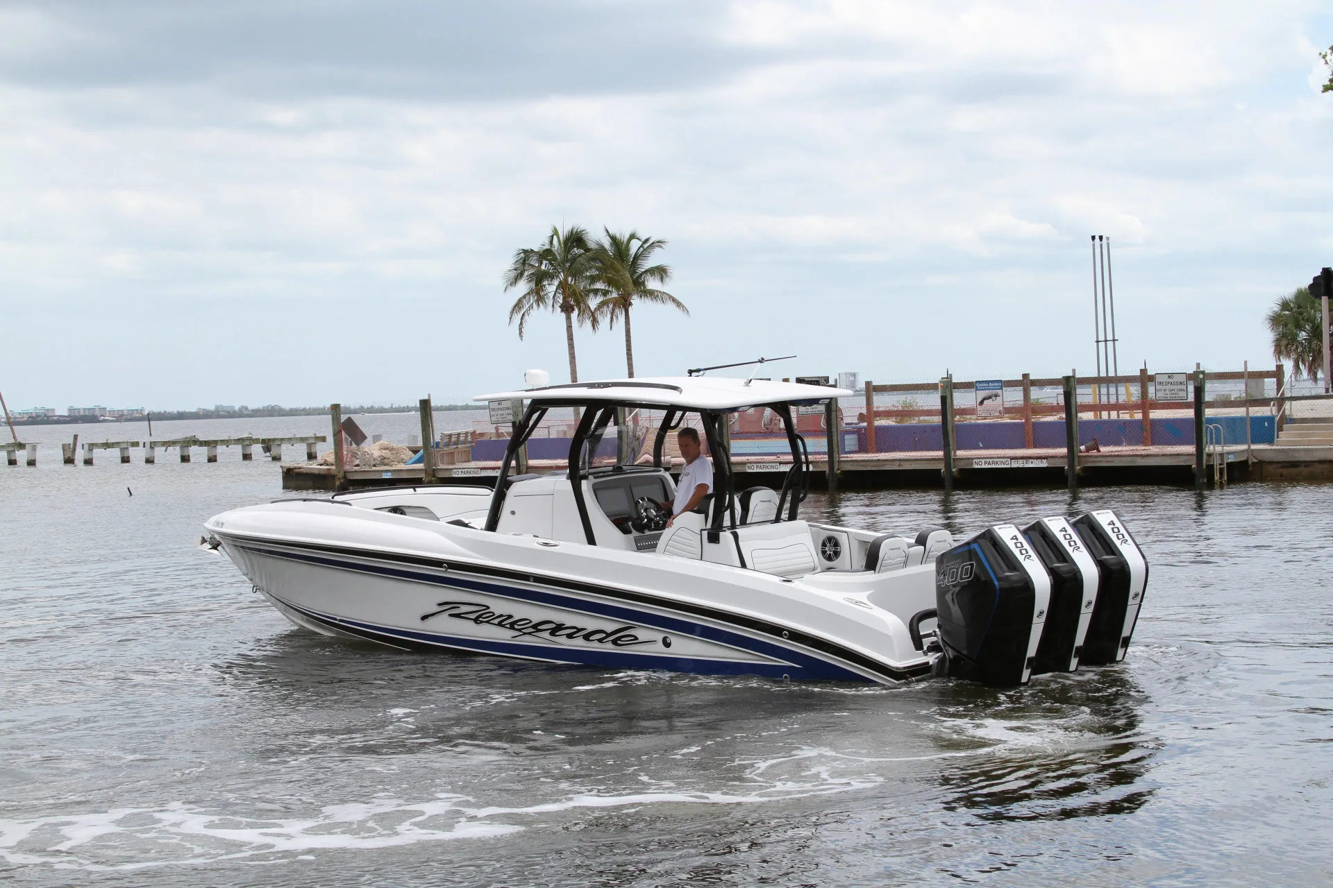 2025 Renegade 33 Open — photo 3