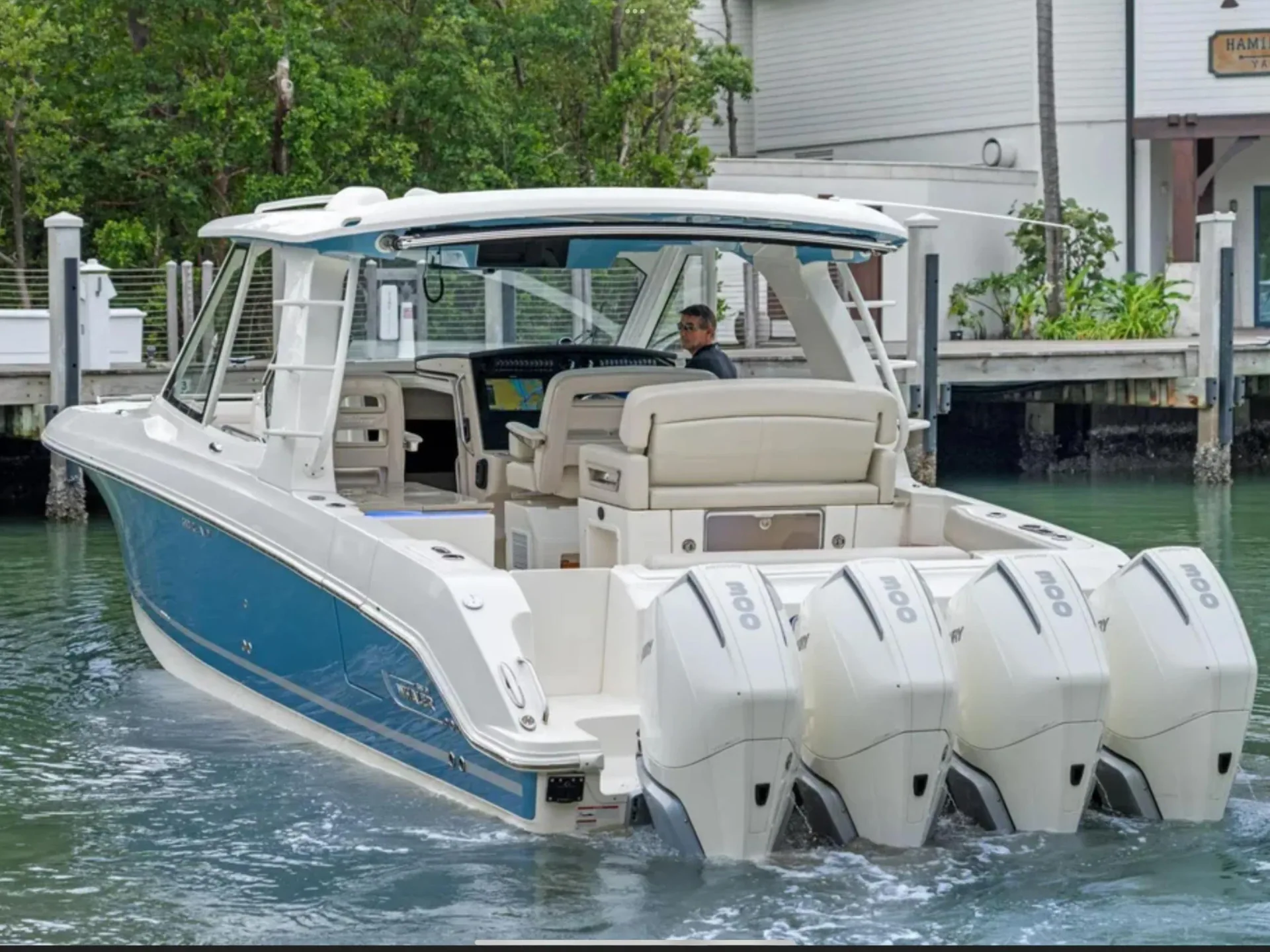 2022 Boston Whaler 380 Realm — photo 2