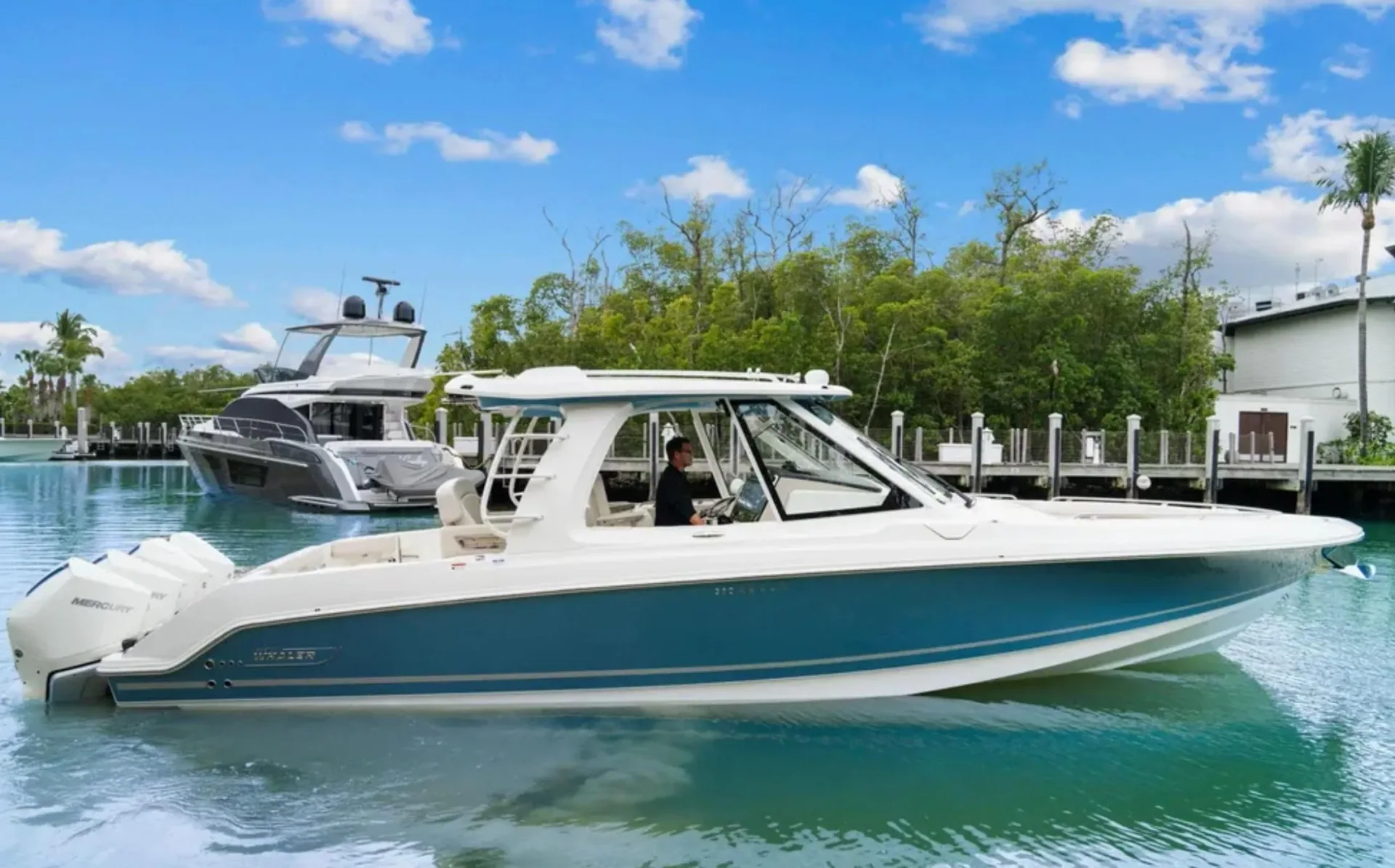2022 Boston Whaler 380 Realm — photo 3
